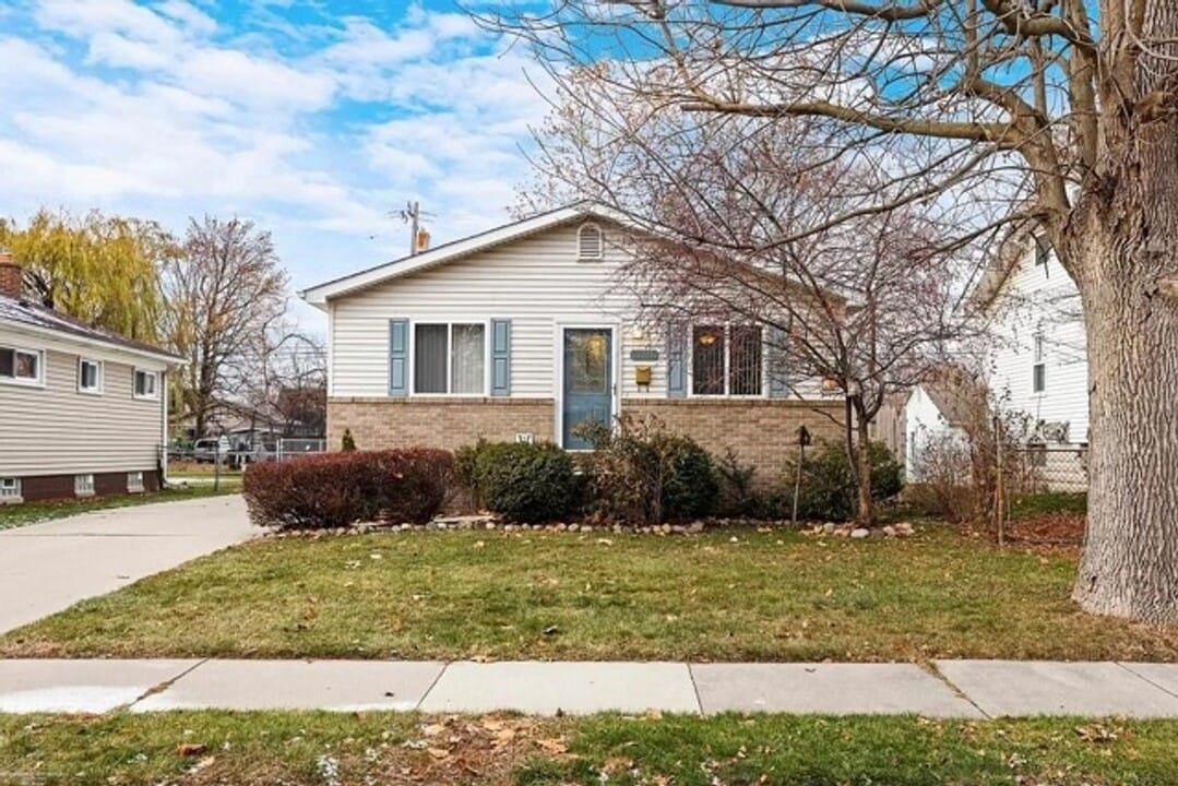 22143 Pleasant Ave in Eastpointe, MI - Building Photo