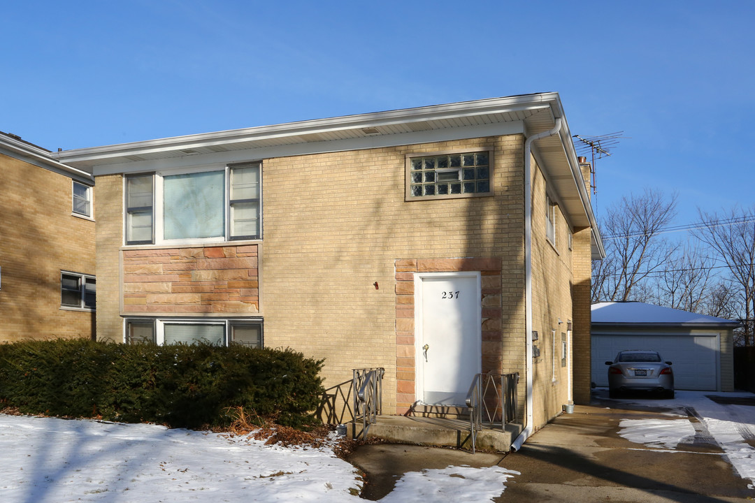 237 S Hale St in Addison, IL - Building Photo