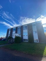 615 Chalmers Ct in Bathurst, NB - Building Photo