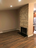 419 Berkshire Dr in Crystal Lake, IL - Building Photo