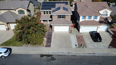 8842 Flintridge Ln in Corona, CA - Foto de edificio - Building Photo