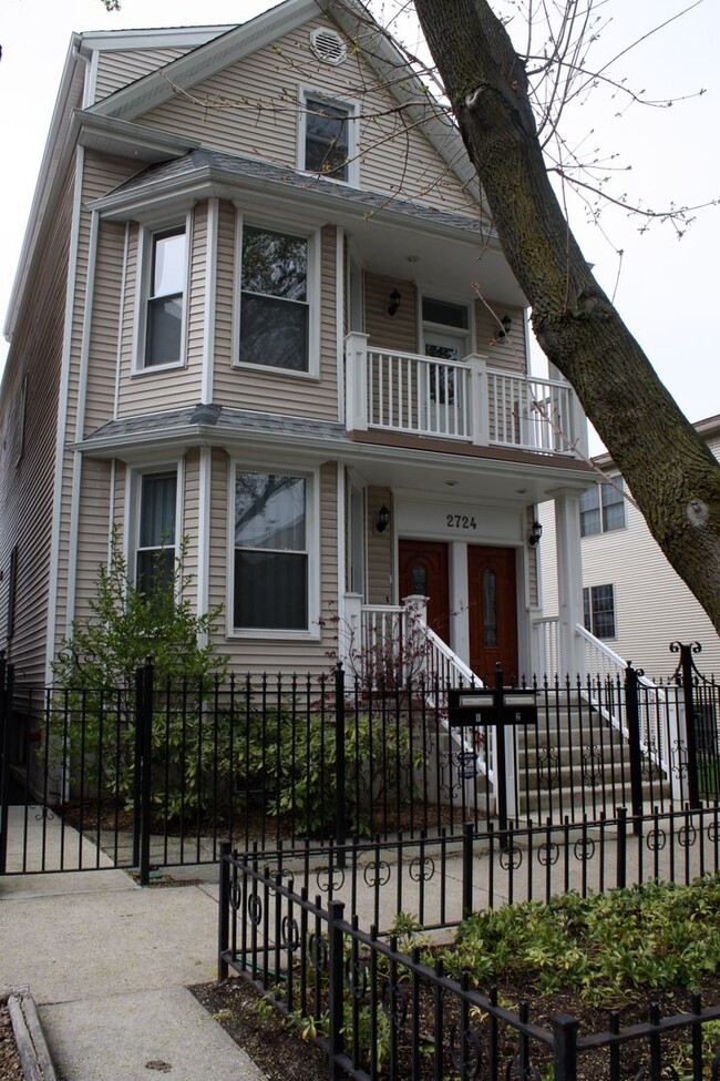 property at 2724 N Marshfield Ave