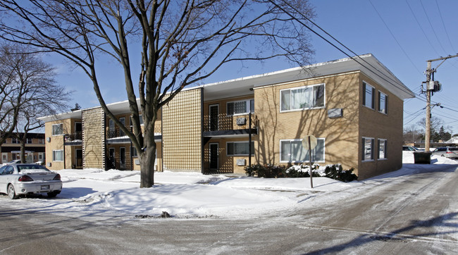 590 Yale Ct in Des Plaines, IL - Foto de edificio - Building Photo