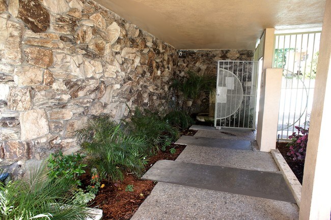 20951 Roscoe Blvd in Canoga Park, CA - Building Photo - Building Photo
