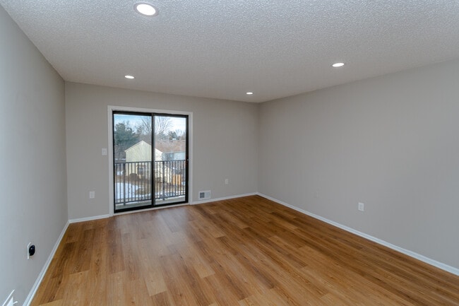 69 Fisher Dr in Franklin Township, NJ - Foto de edificio - Building Photo