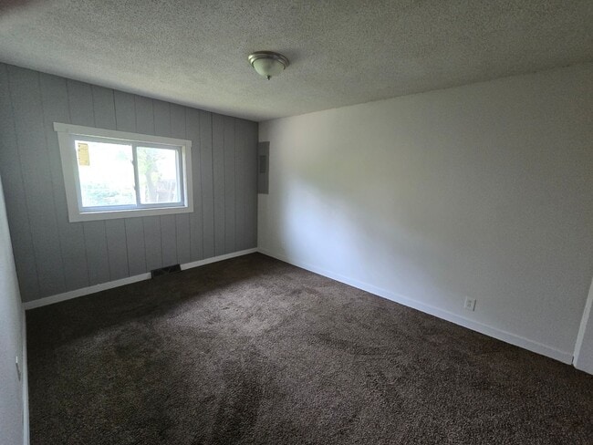 7120 SW Woodcroft Way in Topeka, KS - Foto de edificio - Building Photo