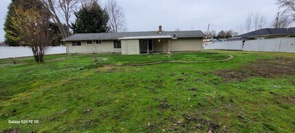 5285 Raymond Way in Central Point, OR - Building Photo - Building Photo