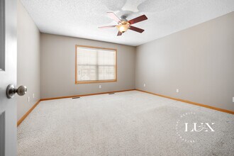 7601 11th St N in Oakdale, MN - Foto de edificio - Building Photo