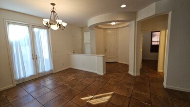 5012 Crest Dr in Sacramento, CA - Building Photo - Building Photo