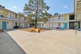 321 E 8th St in Dallas, TX - Building Photo - Building Photo