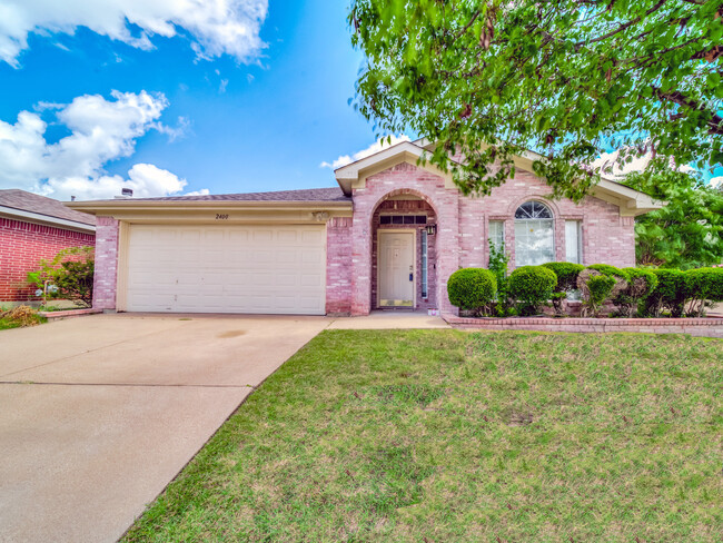 2400 Nogales Dr in Fort Worth, TX - Foto de edificio - Building Photo