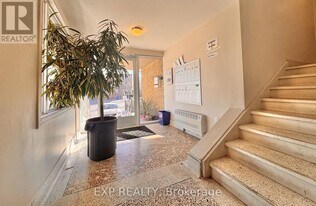 5 Paisley Blvd E in Mississauga, ON - Building Photo