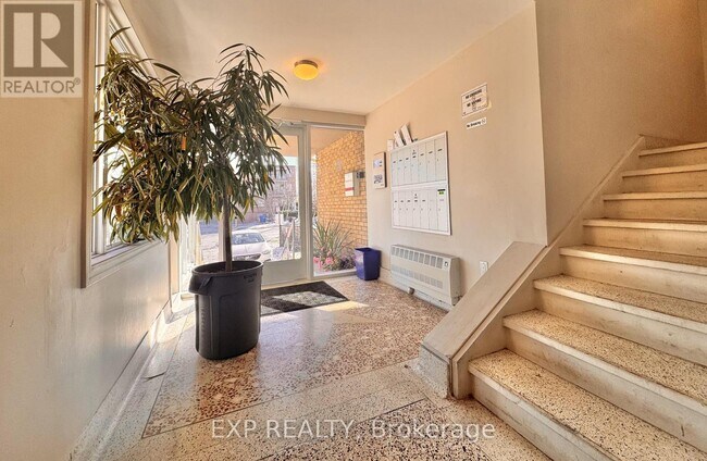 property at 5 Paisley Blvd E