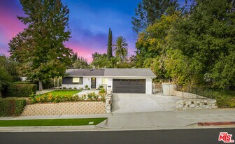20619 Clark St in Los Angeles, CA - Building Photo