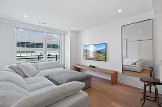 37 L St SE, Unit 1001 in Washington, DC - Foto de edificio - Building Photo