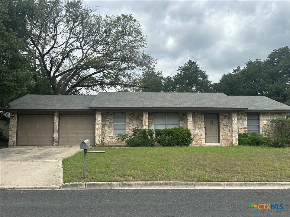 1722 Redwood St in Seguin, TX - Building Photo