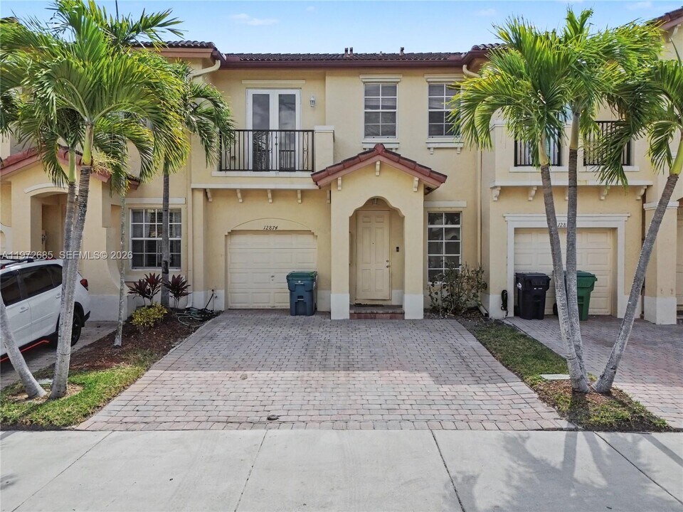 12874 SW 134th St in Miami, FL - Foto de edificio