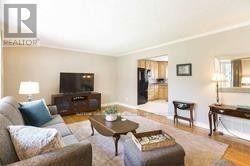 10 Cutting Crescent in King City, ON - Building Photo - Building Photo