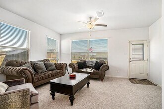 921 Primrose Dr in Sanger, TX - Foto de edificio - Building Photo