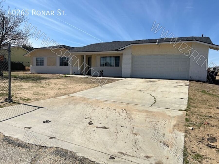 40265 Ronar St in Palmdale, CA - Foto de edificio