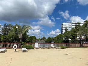 1300 NE Miami Gardens Dr in Miami, FL - Foto de edificio - Building Photo