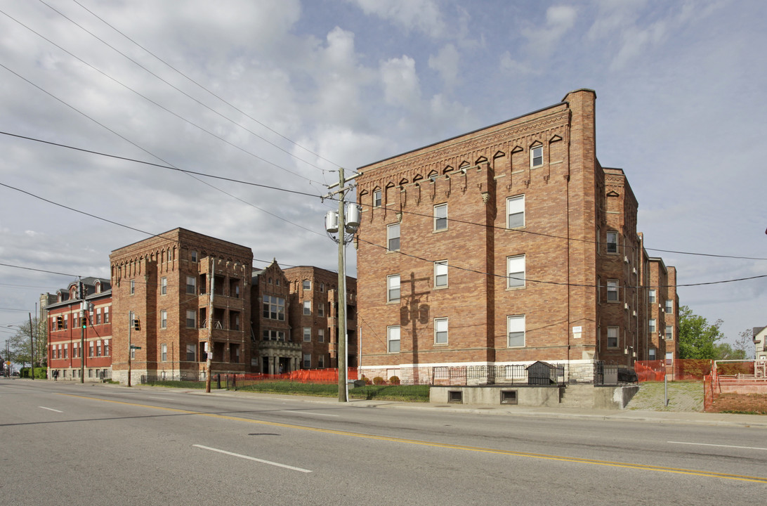 Gilbert Manor in Cincinnati, OH - Building Photo