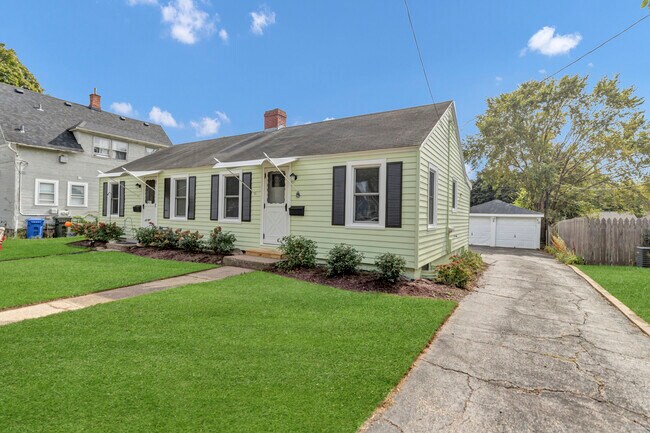 345 Illinois St in Carpentersville, IL - Building Photo - Building Photo