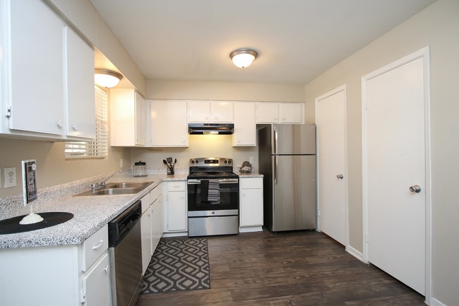 Pointe Ann Apartments in Texas City, TX - Building Photo - Building Photo