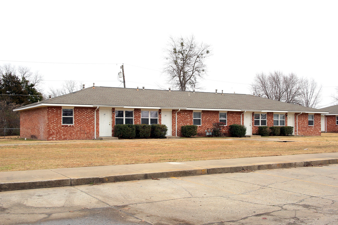 Lilac Road in Chouteau, OK - Building Photo