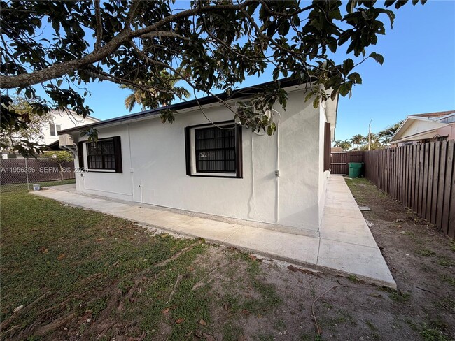 10854 SW 141st Ln in Miami, FL - Foto de edificio - Building Photo
