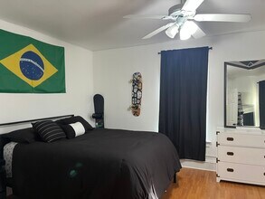 13 Dr Aaron B Samuels Blvd in Danbury, CT - Foto de edificio - Building Photo