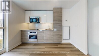 210 Simcoe St in Toronto, ON - Building Photo - Building Photo