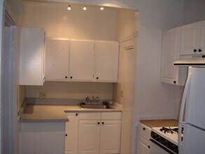 512 14th St, Unit Great upper Tree house 1 Bedroom in Sacramento, CA - Building Photo - Building Photo