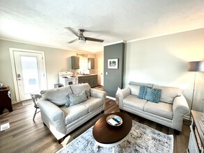 302 Norton St, Unit Guest House Apartment in Oak Island, NC - Foto de edificio - Building Photo