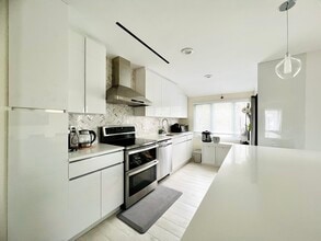 66 Smith St, Unit House in Glen Cove, NY - Foto de edificio - Building Photo