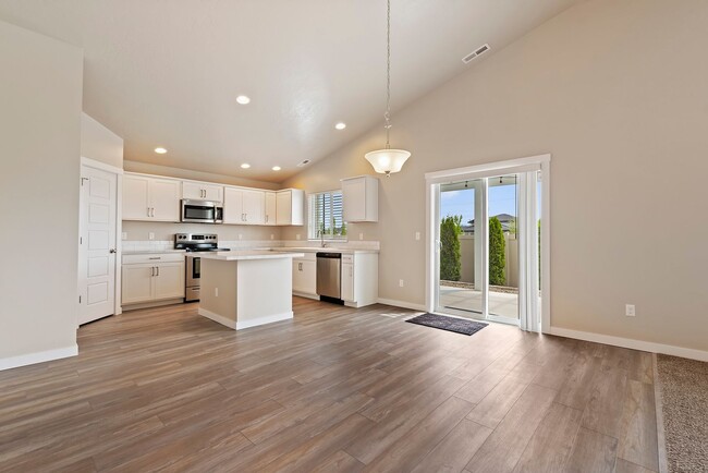 5460 N Maplestone Ave in Meridian, ID - Building Photo - Building Photo