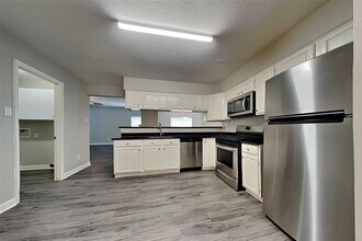 48 N High Oaks Cir in Spring, TX - Building Photo - Building Photo