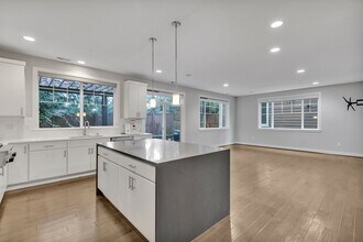 4562 240th Pl SE in Issaquah, WA - Building Photo - Building Photo