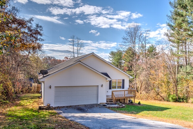 216 Windsor Ct in Hendersonville, NC - Foto de edificio - Building Photo