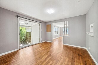 1102 Cherico St in Austin, TX - Foto de edificio - Building Photo