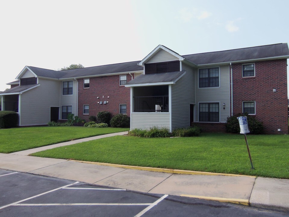 Hampton Court Apartments in Villa Rica, GA - Building Photo