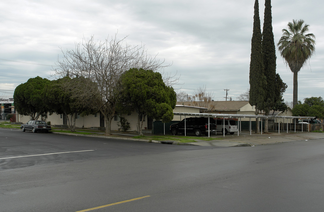 701 S G St in Madera, CA - Building Photo