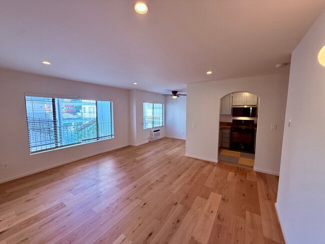 Mansfield Terrace Apartments in Los Angeles, CA - Building Photo - Building Photo