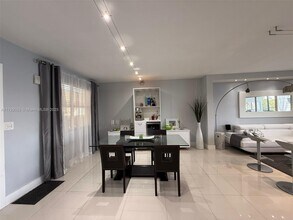 471 Ives Dairy Rd in Miami, FL - Building Photo - Building Photo