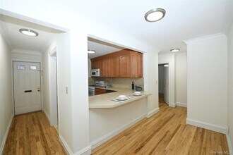 590 Bedford Rd in Pleasantville, NY - Foto de edificio - Building Photo