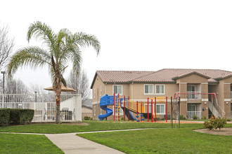 Kings Manor in Corcoran, CA - Foto de edificio - Building Photo