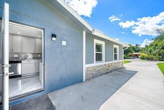 611 Davis Rd in Delray Beach, FL - Building Photo - Building Photo