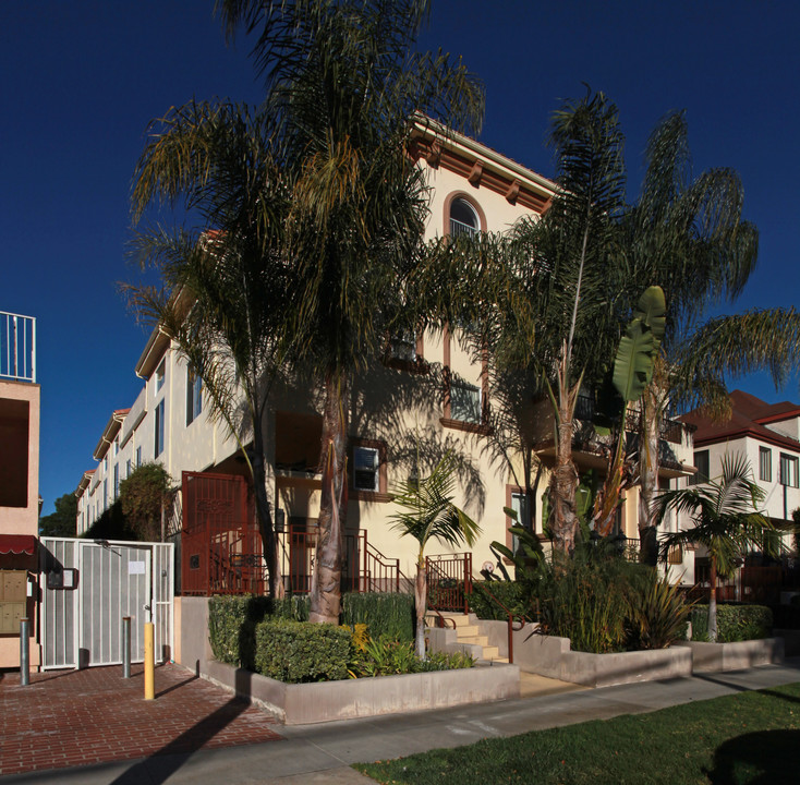 15027 Dickens St in Sherman Oaks, CA - Foto de edificio