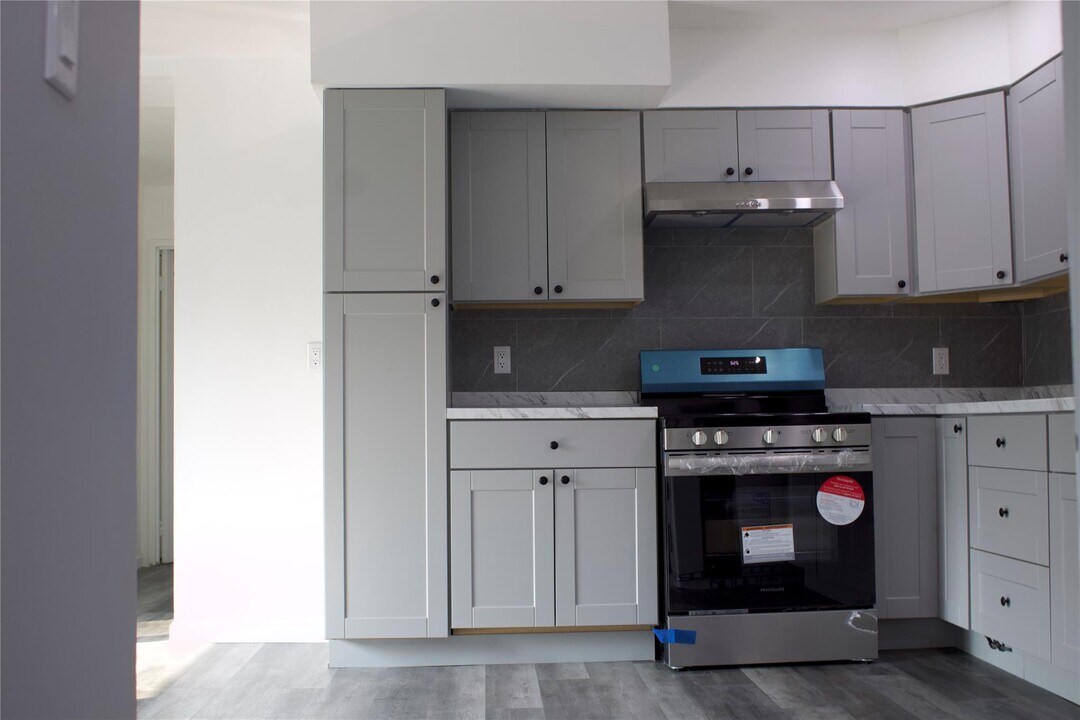 2092 Canarsie Rd in Brooklyn, NY - Building Photo