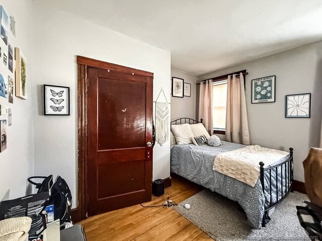 153 Cypress St, Unit 1 in Brookline, MA - Foto de edificio - Building Photo
